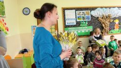 Każde z dzieci otrzymało również świąteczną kurkę na piku
